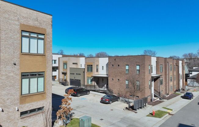 **2022-BUILT CONDO IN THE HEART OF WEDGEWOOD-HOUSTON WALKING DISTANCE TO GEODIS PARK**