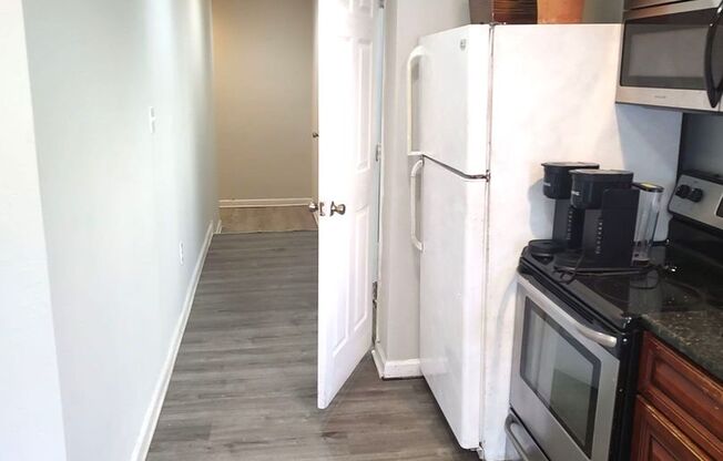 3 beds, 1 bath, 1,000 sqft, $1,250, Unit Unit 2