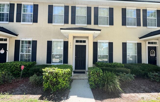 Live Easy in this 3 bedroom, 2.5 bath located in Plantation Village, Orange Park!