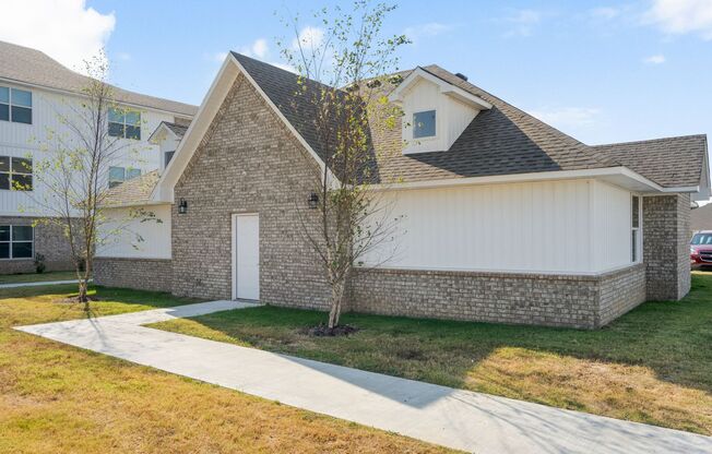 3 beds, 2 baths, 1,304 sqft, $1,829, Unit 568