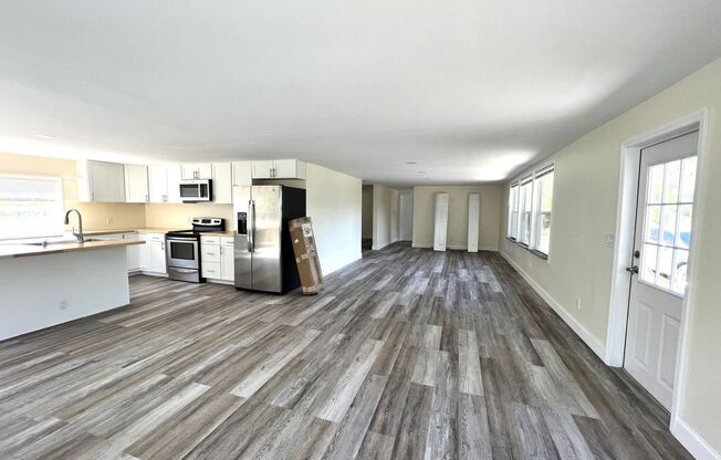 FIRST MONTHS RENT FREE!!! 5 ACRES OF PARADISE!!!