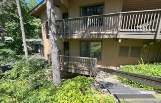 1Bd/1Ba Condo in West Haven/Sylvan w/ Carport & Access to Lounge, Gym, Tennis Court, Pool, and Jacuzzi