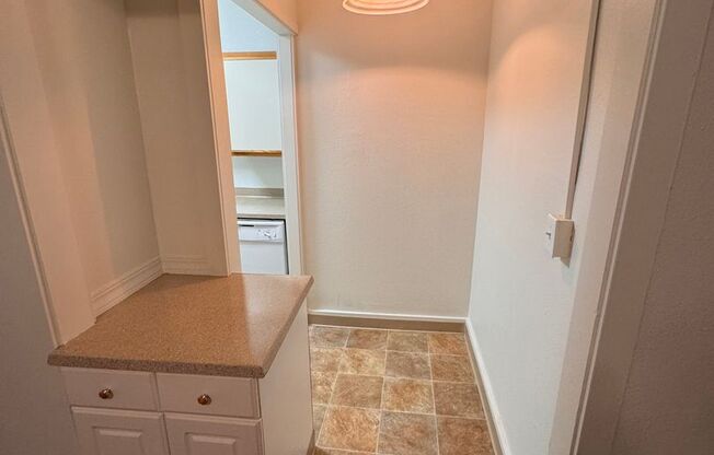 2 beds, 1 bath, 750 sqft, $1,100, Unit 9