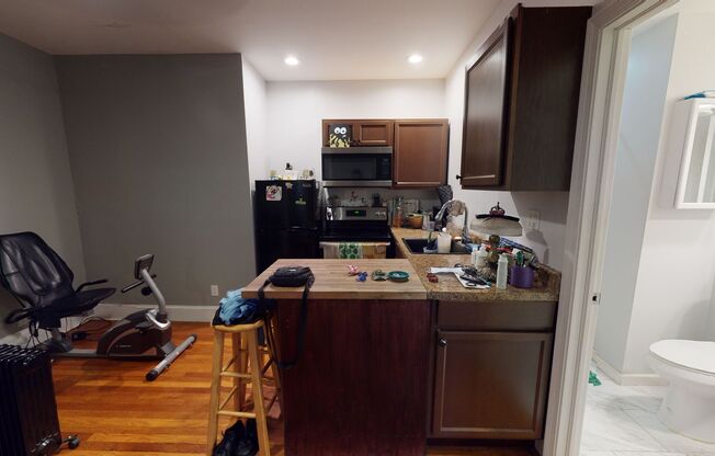 Charming 1BR + Bonus Sunroom - Near Yale, AC & Heat and Electricity Included