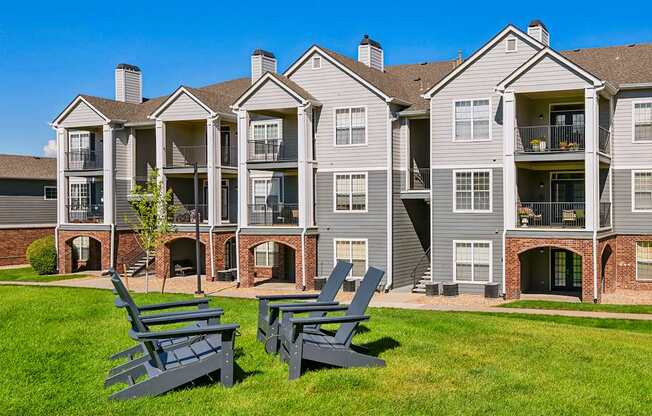 Lawn seating - Emmersyn at Lone Tree