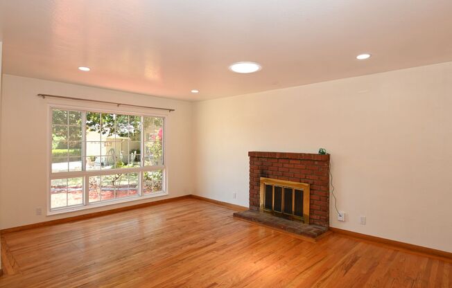 4/2 W/ AC near San Tomas Expwy & El Camino - Pet Friendly!!!