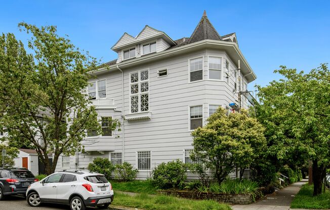 Lovely Studio Home in Capitol Hill! $250.00 OFF One Month's Rent!!