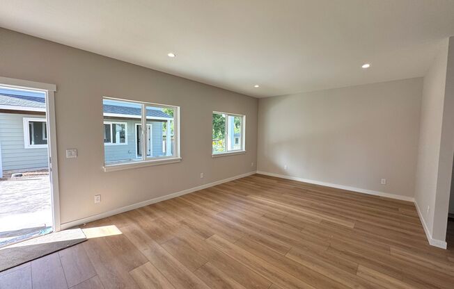 Newly Built 3 Bed, 2.5 Bath Cottage Homes with Free Wifi Internet