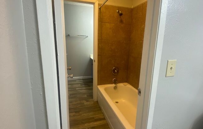 2 beds, 1 bath, 900 sqft, $1,051, Unit 09H