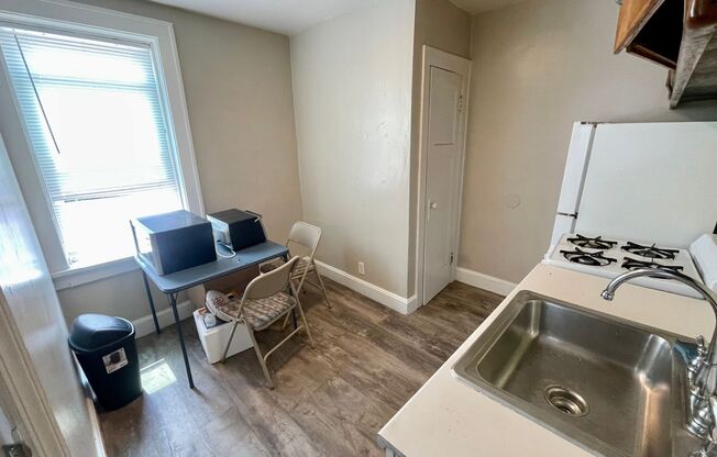 1 bed, 1 bath, $850, Unit 14