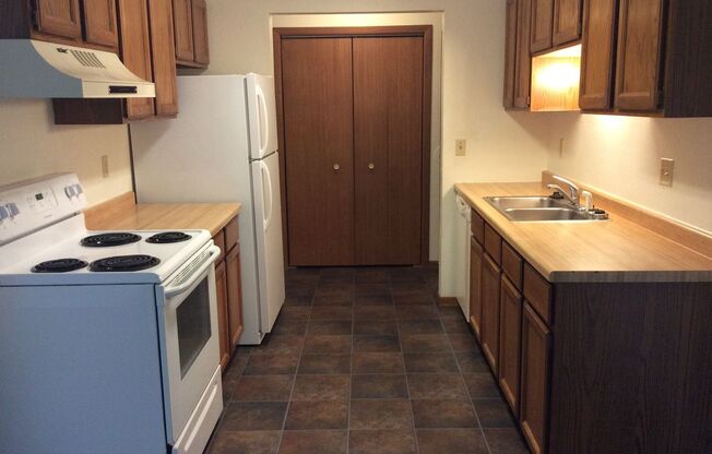 3 beds, 1 bath, 1,220 sqft, $995, Unit 115