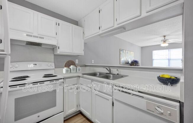 305 UNIVERSITY COUNTRY CLUB DR NE