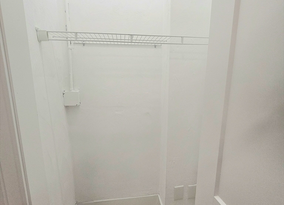2 beds, 1 bath, $4,200, Unit 2