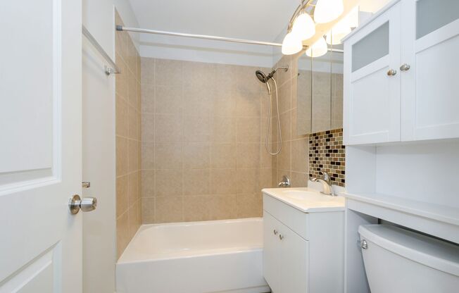 2 beds, 2 baths, 664 sqft, $2,250, Unit 201