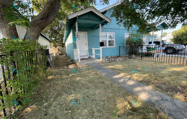 Charming Cottage with Private Yards, Parking, & Fully Equipped Kitchen – Near UNR
