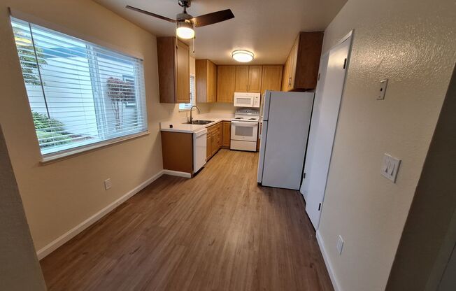 2 beds, 1 bath, $2,595, Unit 2