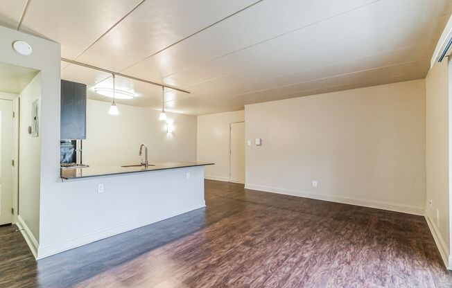 1 bed, 1 bath, 704 sqft, $1,750, Unit F34