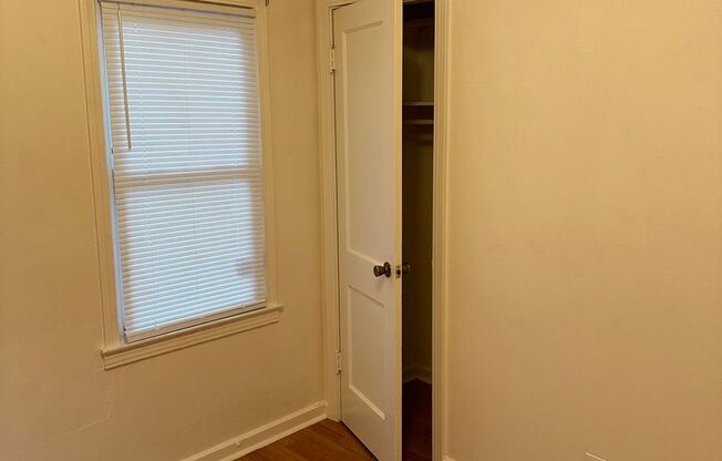 2 beds, 1 bath, $985