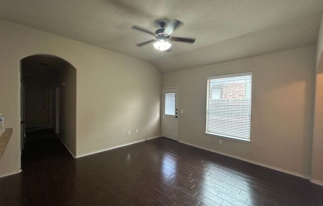 3/2/2  in Creekside Crossing / Fenced in Yard / Wings to Hide Trash Cans / Interior Washer & Dryer Connections / CISD