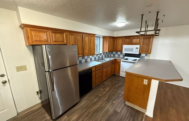 3 beds, 2 baths, 1,200 sqft, $1,695, Unit 38