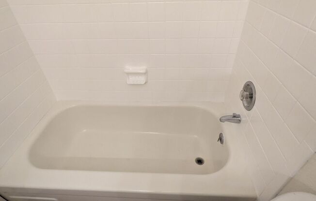 2 beds, 2 baths, 900 sqft, $1,525, Unit #24