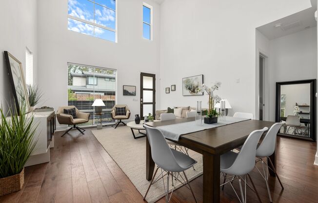 AVAILABLE NOW: 3 BD / 3.5 BA in Central Austin