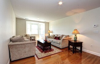 120 Wyllis Ave 320