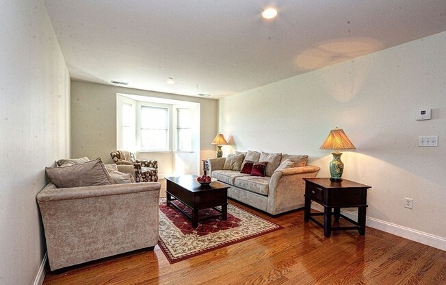 120 Wyllis Ave 320