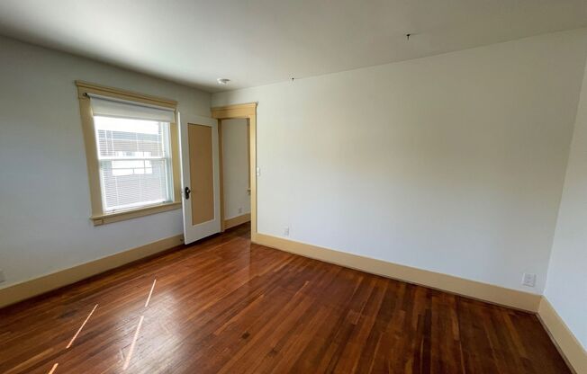 2 beds, 1 bath, $2,650, Unit 1058 E. Main St.