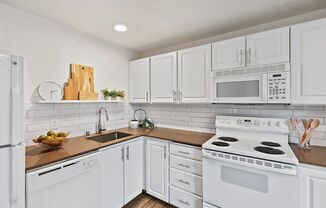 CityScape: Leasing Specials! Newly Renovated Premier Location in Bellevue, Rooftop Entertainment Area