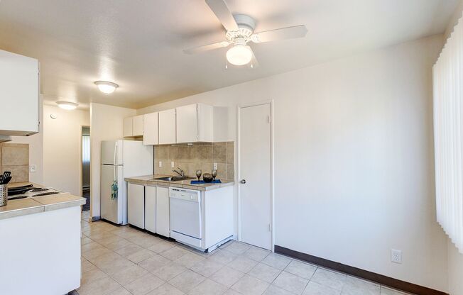 3 beds, 1 bath, 900 sqft, $1,850, Unit 18