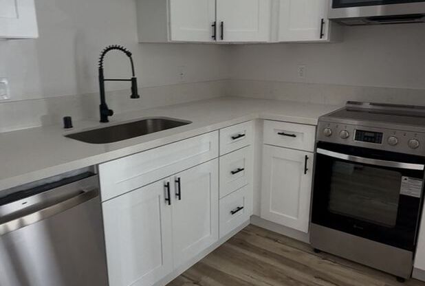 1 bed, 1 bath, 590 sqft, $1,945, Unit #43