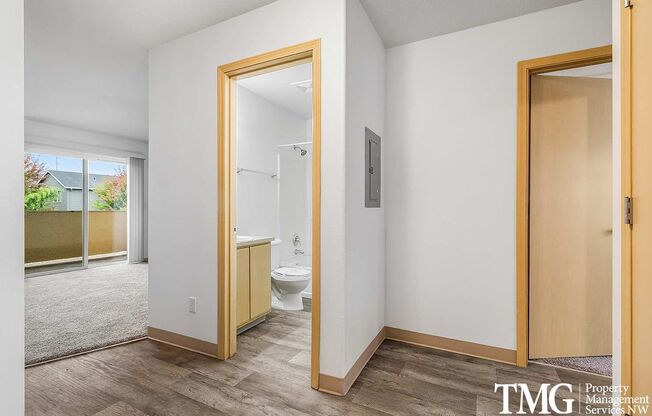 2 beds, 2 baths, 912 sqft, $1,499, Unit 23