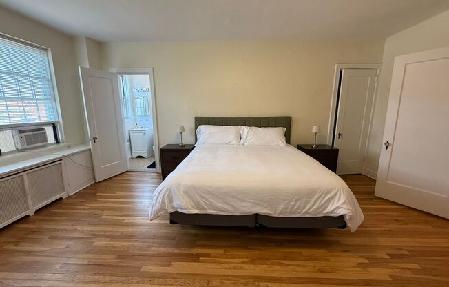 2 beds, 2 baths, 1,303 sqft, $3,000, Unit New King Edward  607