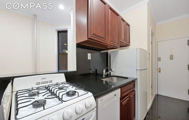 2 beds, 1 bath, $4,575, Unit 2C