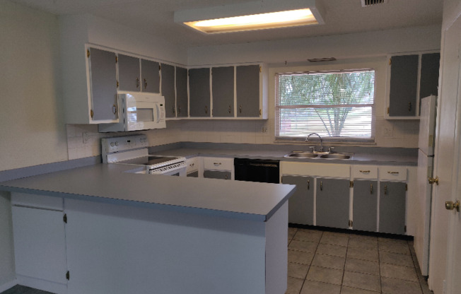 1737 VIVIAN CT