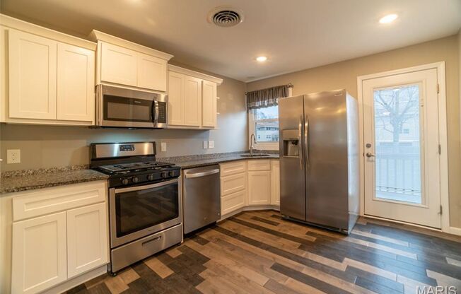 3 beds, 1 bath, 925 sqft, $1,995, Unit Hillsdale Dr 204