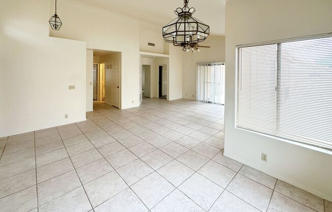 Spacious 3 Bed, 2 Bath Home in Peoria - Your Perfect Home Awaits!