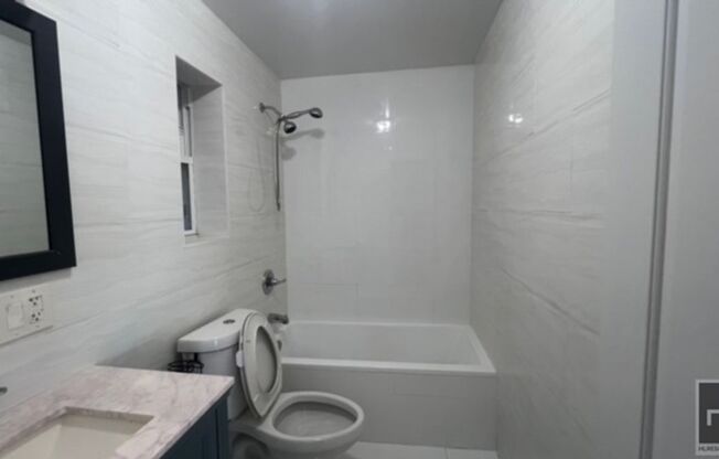 2 beds, 1 bath, $2,800, Unit 2