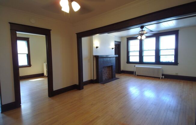 2 beds, 1 bath, $1,250, Unit 2125 E Kenwood Blvd N, Milwaukee, WI 53211