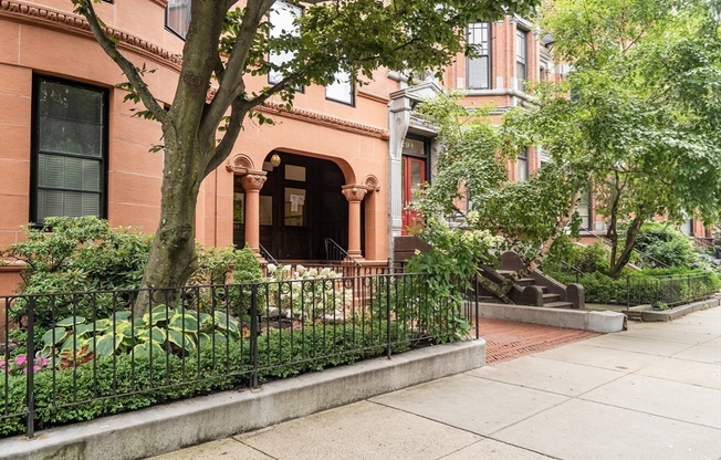 290 Commonwealth Ave.