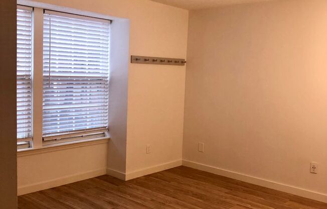 3 beds, 2 baths, $1,450, Unit APARTMENT G