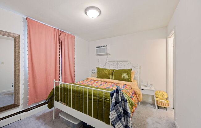 1 bed, 1 bath, 400 sqft, $875, Unit 13