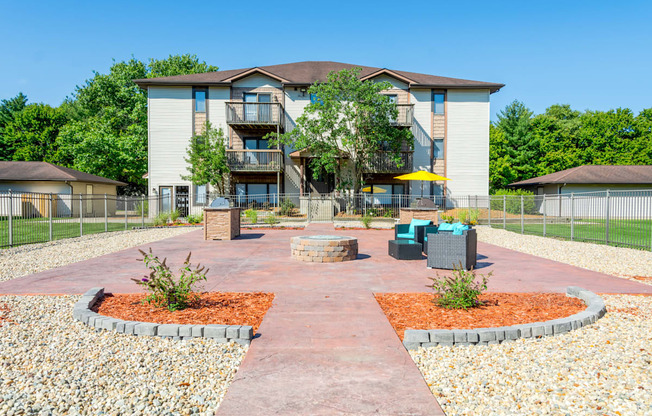 an outdoor courtyard with a building in the background