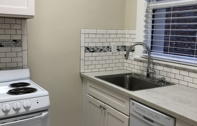 Studio, 1 bath, 300 sqft, $1,200, Unit 32