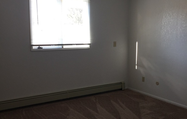 2 beds, 1 bath, $1,000, Unit 02