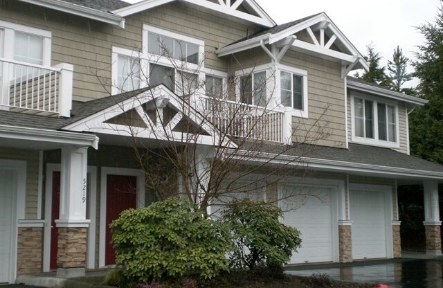 Great 2BR/2BA Issaquah Condo.  Perfect Location!