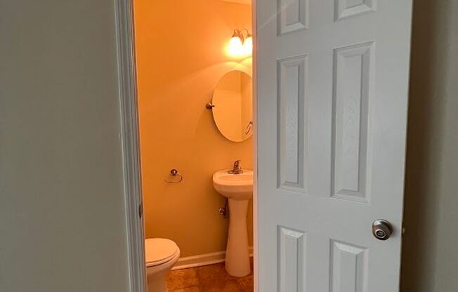 2 beds, 1.5 baths, 1,050 sqft, $995, Unit 35 Trapp Ct.