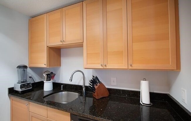 2 beds, 1.5 baths, 836 sqft, $4,750, Unit PHN