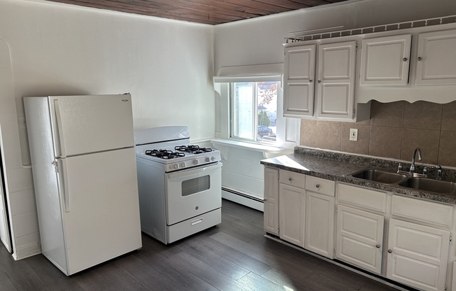 3 beds, 1 bath, $2,300, Unit 1